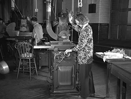Boston Fabrikası 1942 Na Boston Massachusetts'te Savaş Üretimine Dönüştürülen Bir Gillette Fabrikasında Çalışan Kadın Fotoğraf
